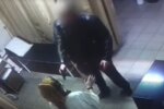 Вооруженный мужчина ворвался в киевскую больницу, видео: "Наставил на врача пистолет"