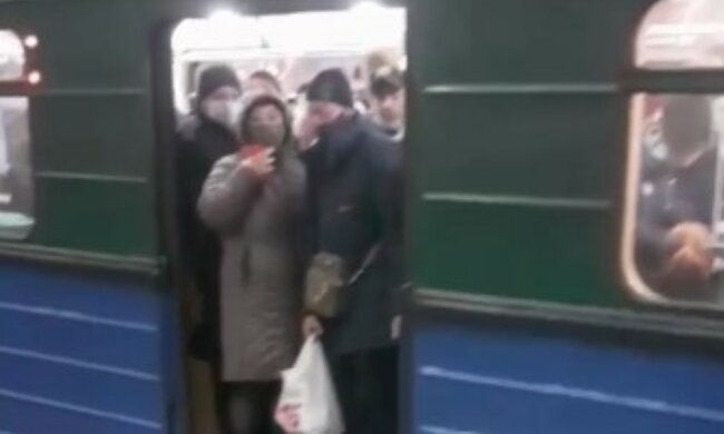 "Вирусом же только в выходные заражаются?": в харьковском метро люди едва помещаются в вагон, фото