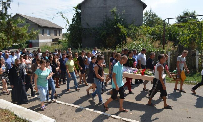 У Лощинівці поховали вбиту дівчину (фото)