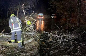 Негода увірвалась на Дніпропетровщину, з'явились кадри: заблоковані мешканці, дерева на авто та крижаний треш