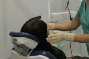 "Тут якась лапка": стоматолог виявив кліща під пломбою в українки