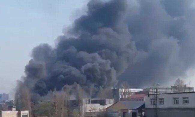 Вогняна НП у Києві, чорний дим оповив житлові будинки: кадри від очевидців