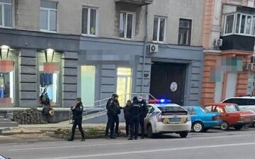 Разбил витрину бутика и нарядился: модный вор устроил ограбление в центре Одессы, кадры