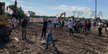 Предприниматели "Барабашово" вышли наперерез экскаваторам, протест набирает обороты: кадры