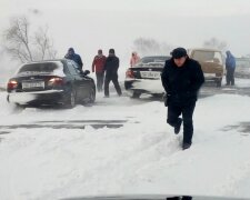 Спасение из снежного плена: застрявших на трассе Одесса-Рени эвакуировали (фото)