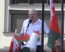 "Я встаю на коліна перед присутніми": Лукашенко здивував вчинком на мітингу в Мінську