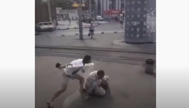 Никто не помог: видео резонансного избиения мужчины на остановке в Днепре