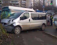 В Одессе столкнулись микроавтобусы, есть пострадавшие: "Вылетел на тротуар и врезался в ..."