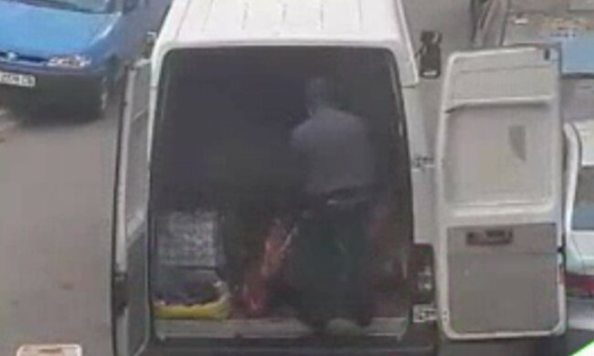 У мережі показали, як доставляють м'ясо в магазини Києва: "приправляють брудом і..."