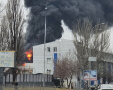 Масштабна пожежа спалахнула у Києві: з'явилися перші подробиці та фото