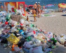 Відпочивальники перетворили знаменитий пляж Одеси у смітник: кадри неподобства