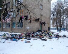 Коммунальщики забросали Киев одеждой (фото)