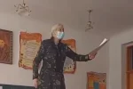 Українська вчителька в камуфляжі піднялася на парту посеред уроку і стала зіркою мережі: кумедне відео