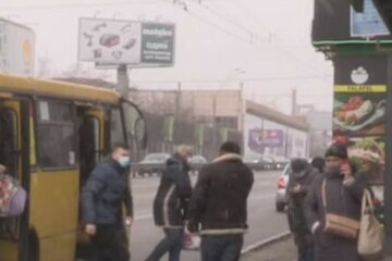 У Харкові неадекват влаштував погром у тролейбусі, фото: "вибив двері і..."