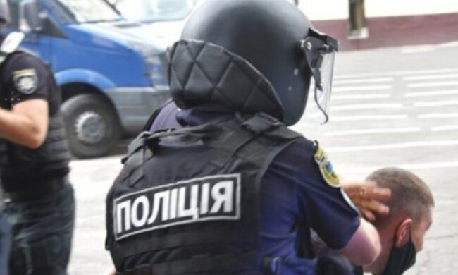 "Сорвал рацию и боди-камеру": мужчина подрался с полицией на глазах у собственной дочери, детали