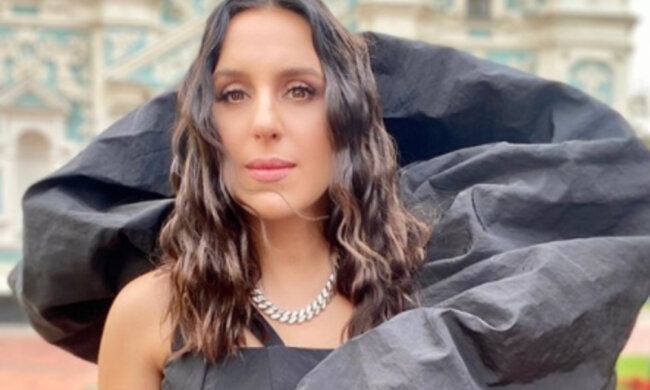 Взволнованная Джамала соблазнила глубоким декольте и сделала заявление: "Очень трудно..."