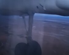 Розгерметизувався просто в небі: пасажир російського літака встиг зробити кадри НП