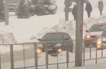 В Киеве решили "починить" дорогу во время снегопада: кадры беспредела