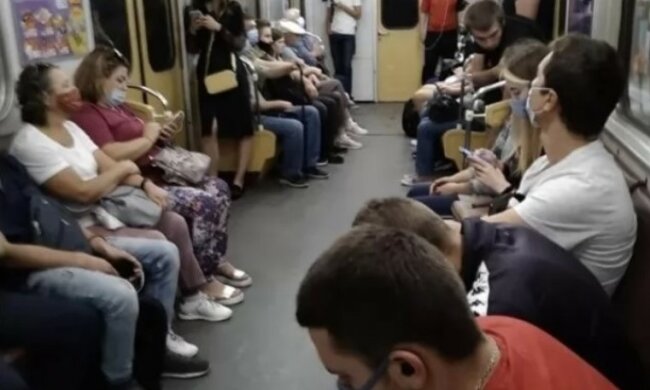 У київському метро пасажири масово ігнорують карантин, фото: "Незважаючи на "помаранчеву" зону..."