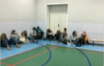 Українських школярів змусили "плавати" по підлозі спортзалу: "Учитель ще й фотографує"