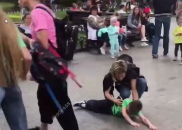 3-летнего ребенка сбили на тротуаре: кадры аварии в центре Одессы