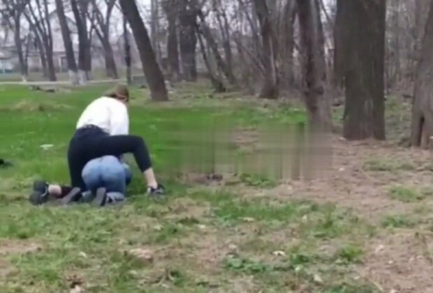 Школьницы устроили жестокое побоище из-за парня: