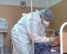 В киевских больницах не осталось мест для пациентов с коронавирусом: койки уже ставят прямо в коридорах