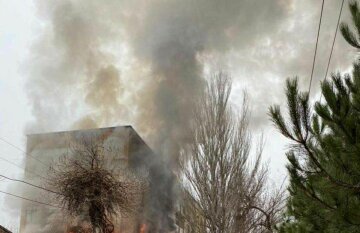 Из окон квартир вырывается пламя, идет спасательная операция: взрыв раздался в многоэтажке