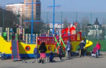 Стрельба началась на детской площадке во Львове, есть пострадавшие: первые кадры с места