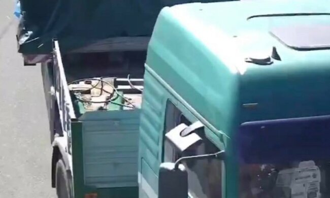 У Києві серед білого дня" обчистили "Подільський міст, фото:" Загнали автокран і..."