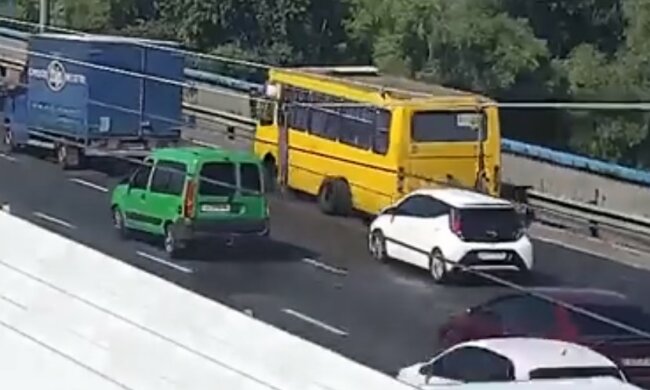 У Києві маршрутка втратила колеса на повному ходу, відео: "разом із задньою віссю"