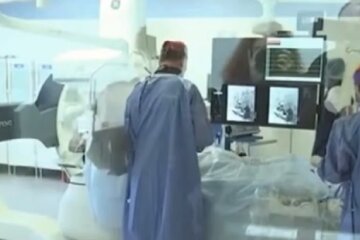 В Днепре спасают раненого на Донбассе бойца ВСУ, видео: "осколки попали в глаза"