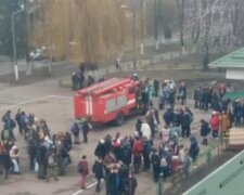Чоловік з дробовиком влаштував переполох в українській школі: "сьогодні ваш останній день"