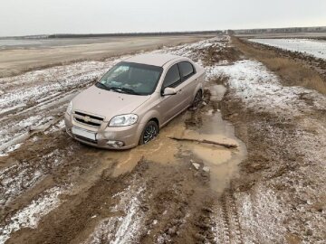авто увязло в грязи
