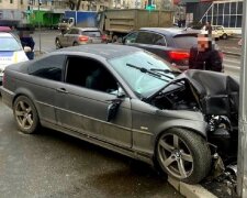 Лихач на БМВ врізався в рекламний щит: кадри з місця аварії в Одесі