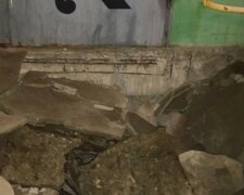 В Харькове провалился бетонный вход в подъезд высотки: жуткие кадры с места ЧП
