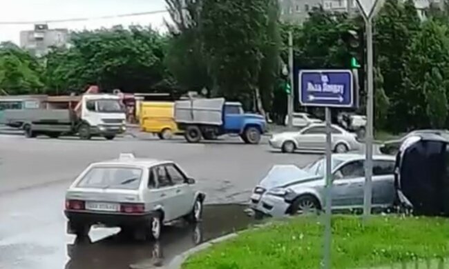 Тройное ДТП в Харькове попало на видео: "автомобиль перевернулся на бок и..."