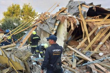 Медики спасают девочку, пострадавшую от обстрелов в Никополе: "Снаряд прилетел прямо в дом"