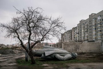 Фотографы раскрыли тайну декоммунизированных памятников Ленину (фото)