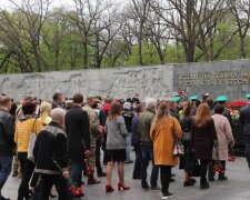 Харків'яни вийшли на вулиці відзначати День пам'яті, кадри: "очікуються тисячі людей"