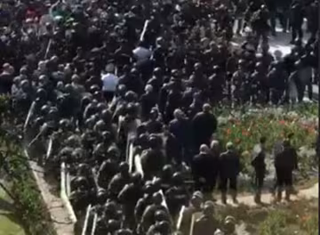 "Держитесь!": масштабный бунт охватил столицу в разгар карантина, начался разгон, кадры "Майдана"