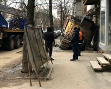 Прямо на тротуаре: в Харькове под бетономешалкой провалился асфальт, фото ЧП