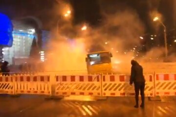 Повінь у Києві: маршрутка з людьми провалилася під асфальт, кадри кошмару під ТРЦ Ocean Plaza