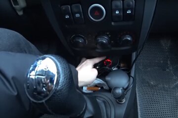 заряджання телефону в машині