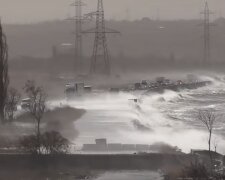 Ураган в Одессе: в сети показали видео, как шторм крушил дамбу на лимане