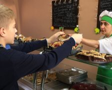 Шкільне харчування перевернуть з ніг на голову в Одесі: "ніяких булочок і соків"