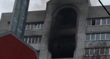 В Киеве масштабным пламенем охватило многоэтажку: из окон валит густой черный дым, видео с места