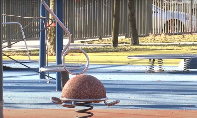 В Днепре вандалы изуродовали отреставрированный парк: даже не успели открыть