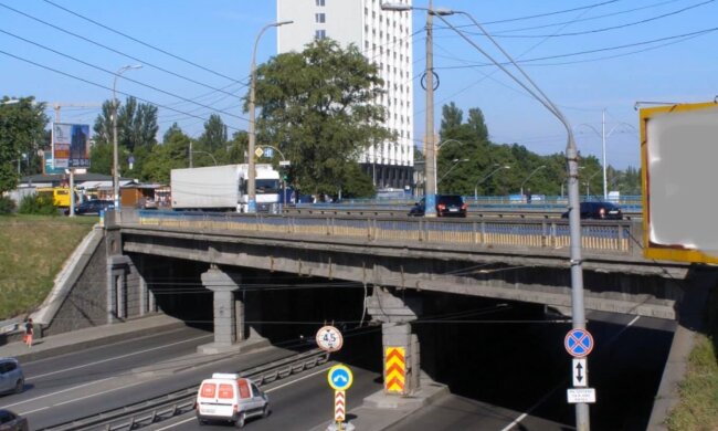 Комунальники розгнівали киян, виправдавшись за "ремонт" мосту: "Ізолента скінчилася"