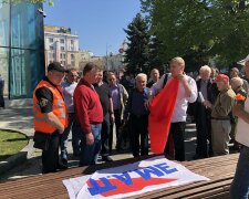 Уберите флаги: в Харькове проходит митинг в поддержку сепаратистов «ХНР»